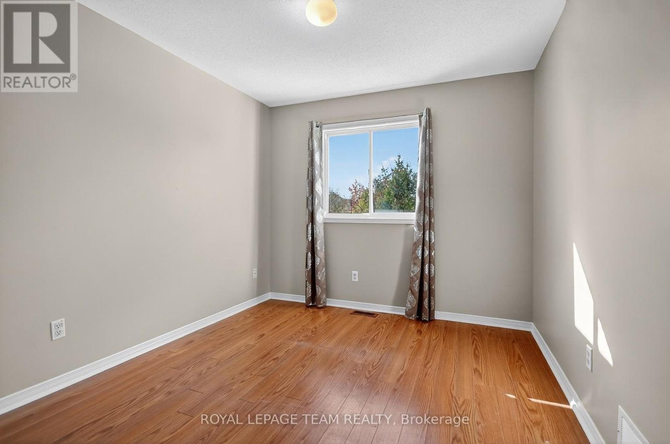 24 HEMLO CRESCENT - Photo 37