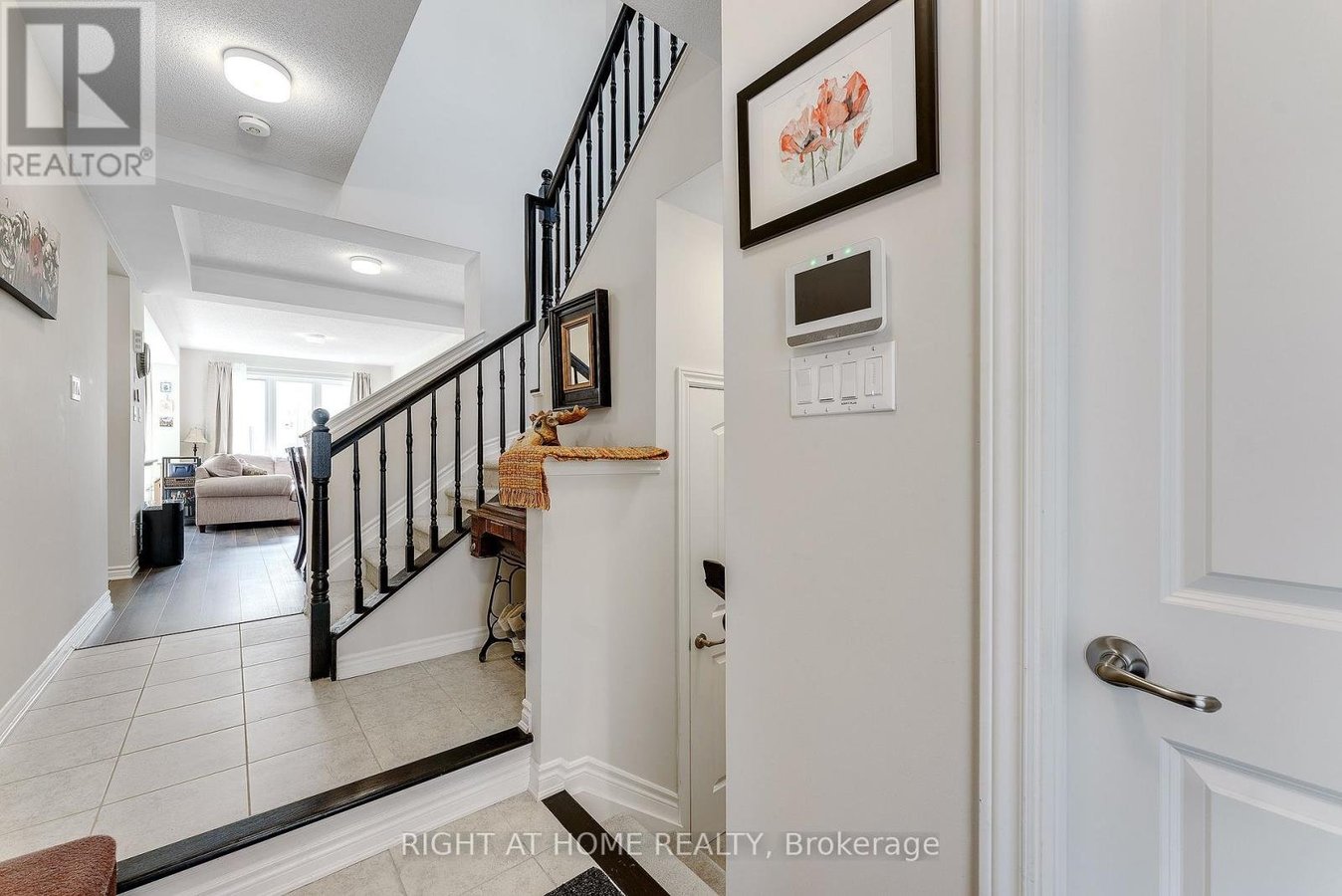 715 DERREEN AVENUE - Photo 2