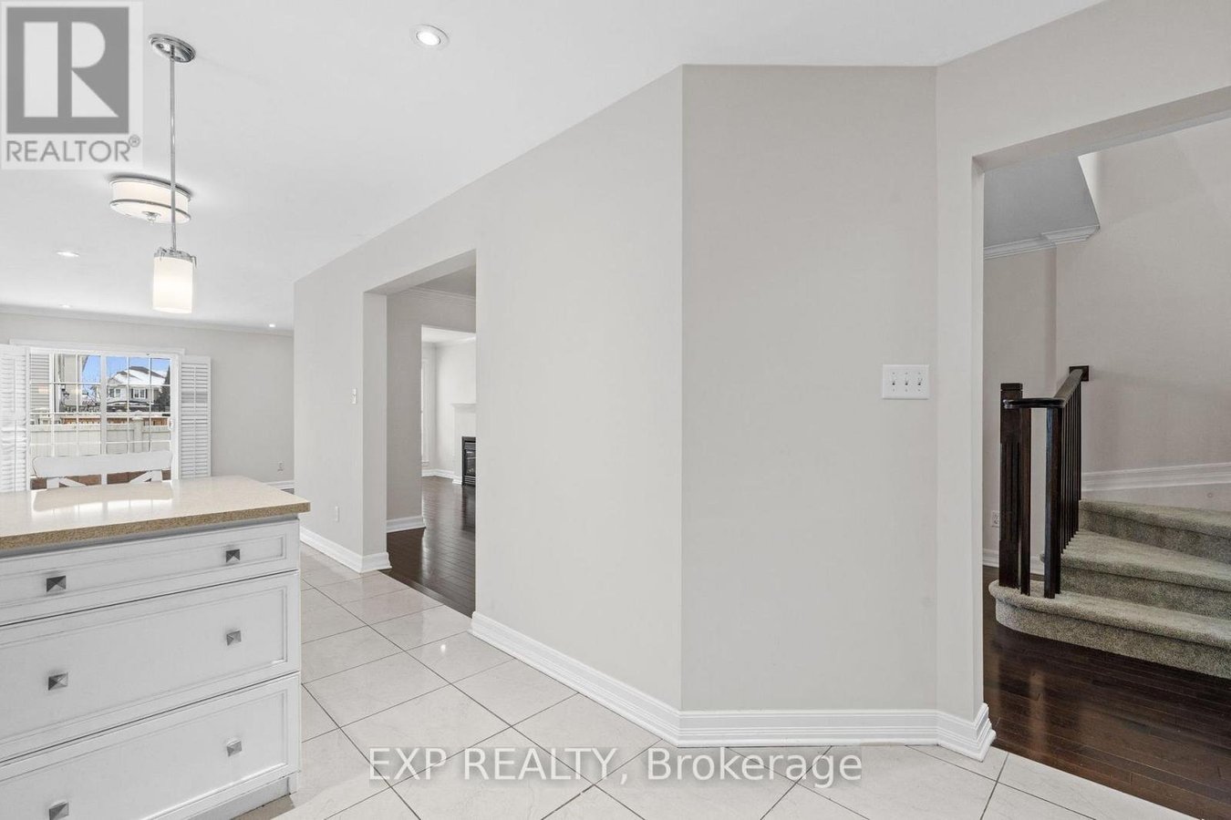 552 ASHBOURNE CRESCENT - Photo 11