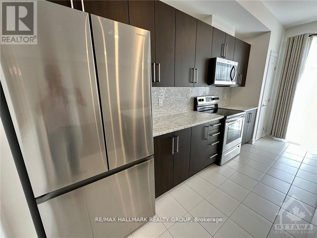 588 LILITH STREET - Photo 2