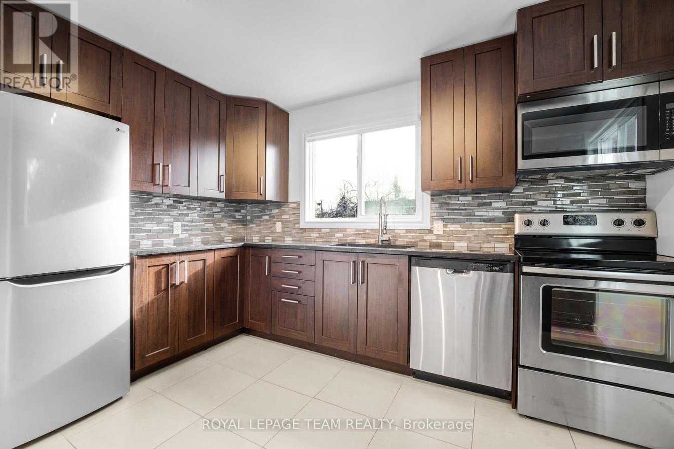 UPPER UNIT - 1666 EDGE HILL PLACE - Photo 4