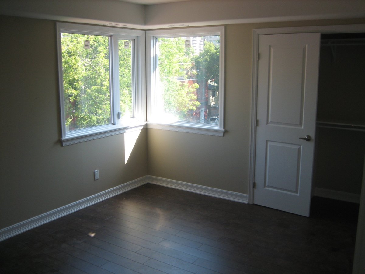 293 Lyon Street North - Photo 3