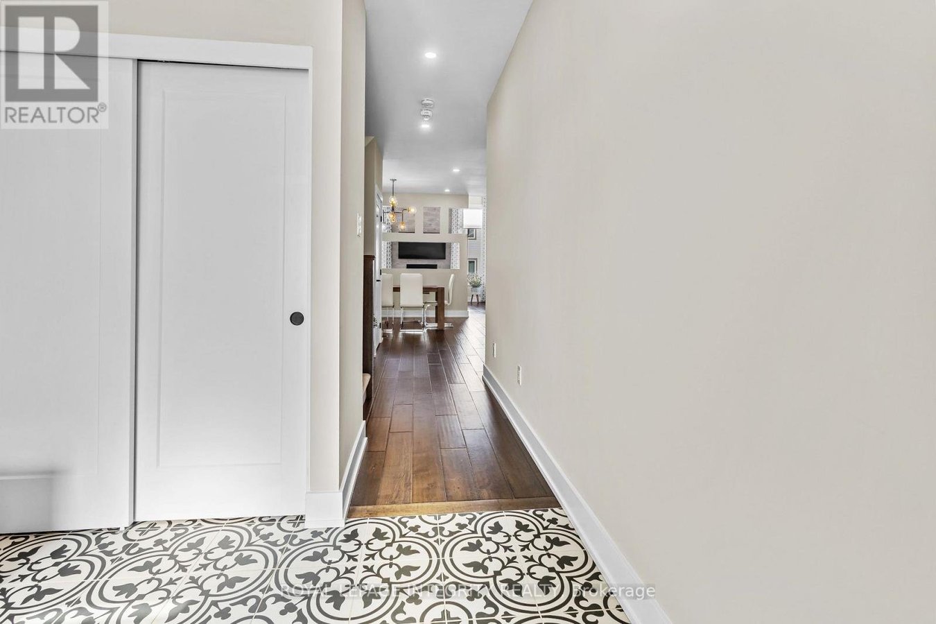 332 HALIBURTON HEIGHTS - Photo 3