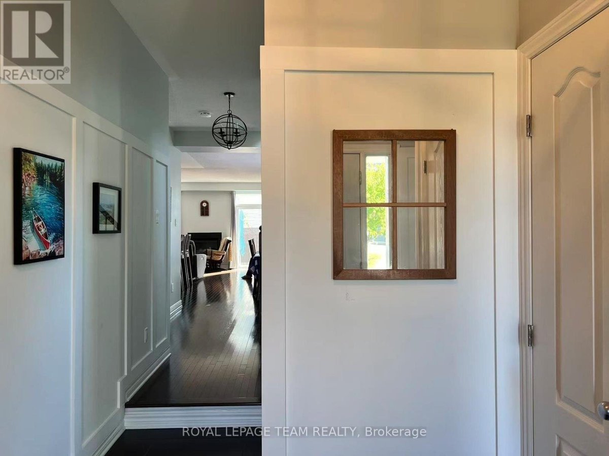 1097 NORTHGRAVES CRESCENT - Photo 4