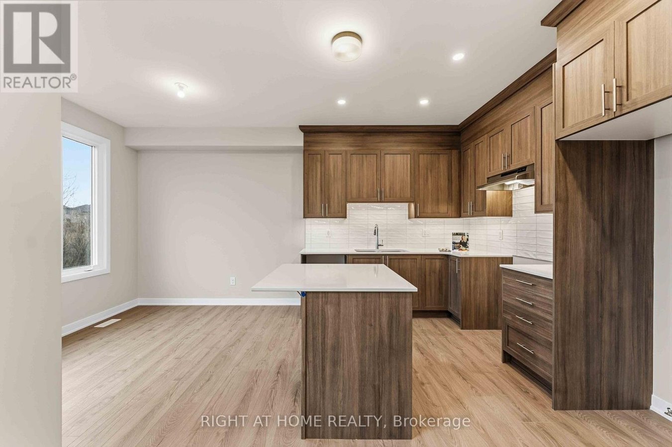 290 LES EMMERSON DRIVE - Photo 4
