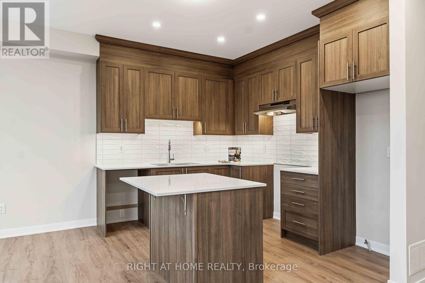 290 LES EMMERSON DRIVE - Photo 5