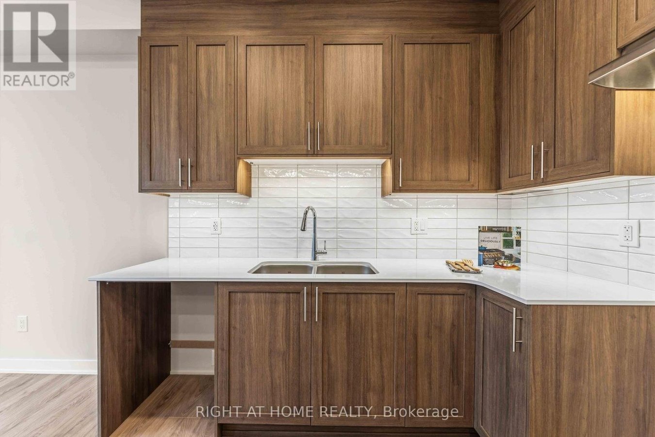 290 LES EMMERSON DRIVE - Photo 6