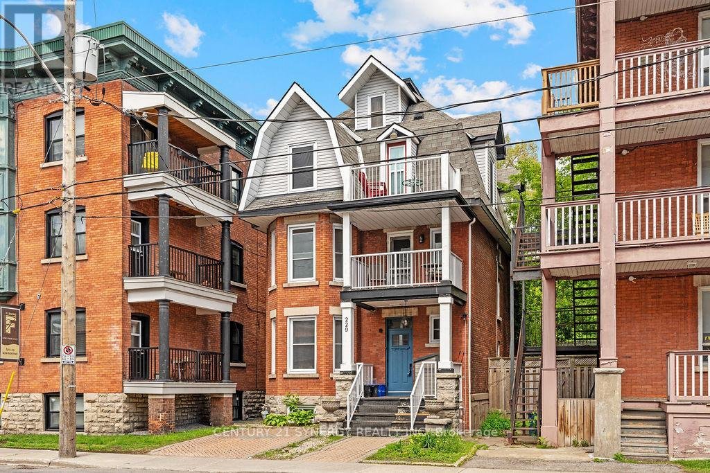 2 - 229 CHARLOTTE STREET - Photo 2