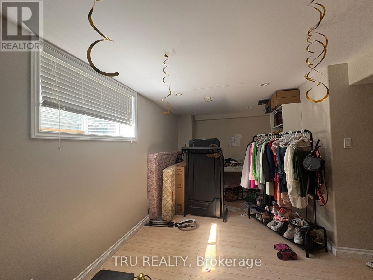 684 BEATRICE DRIVE - Photo 35