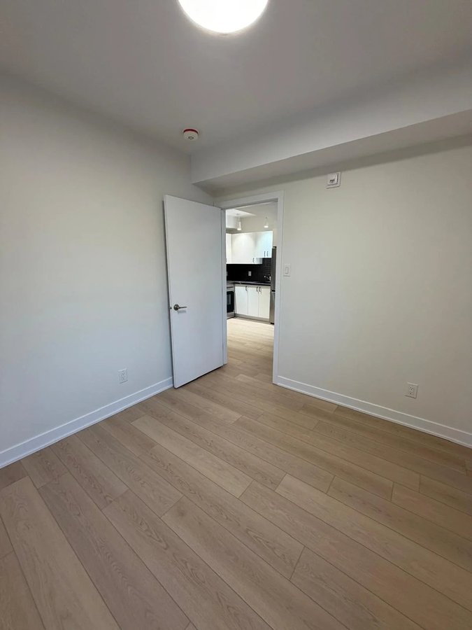 994 Bronson Avenue - Photo 7