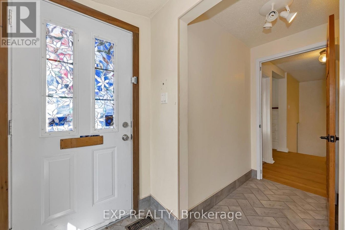 21 SOUTHVIEW CRESCENT - Photo 7
