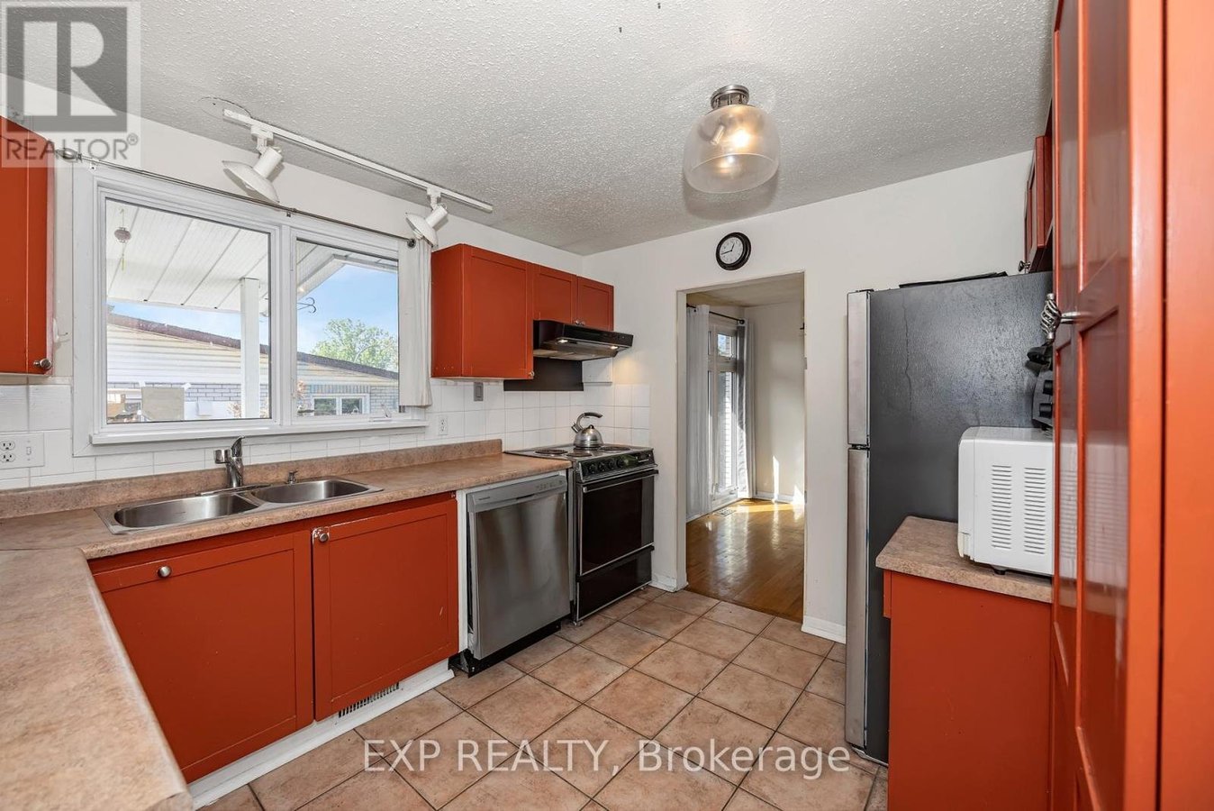 21 SOUTHVIEW CRESCENT - Photo 12