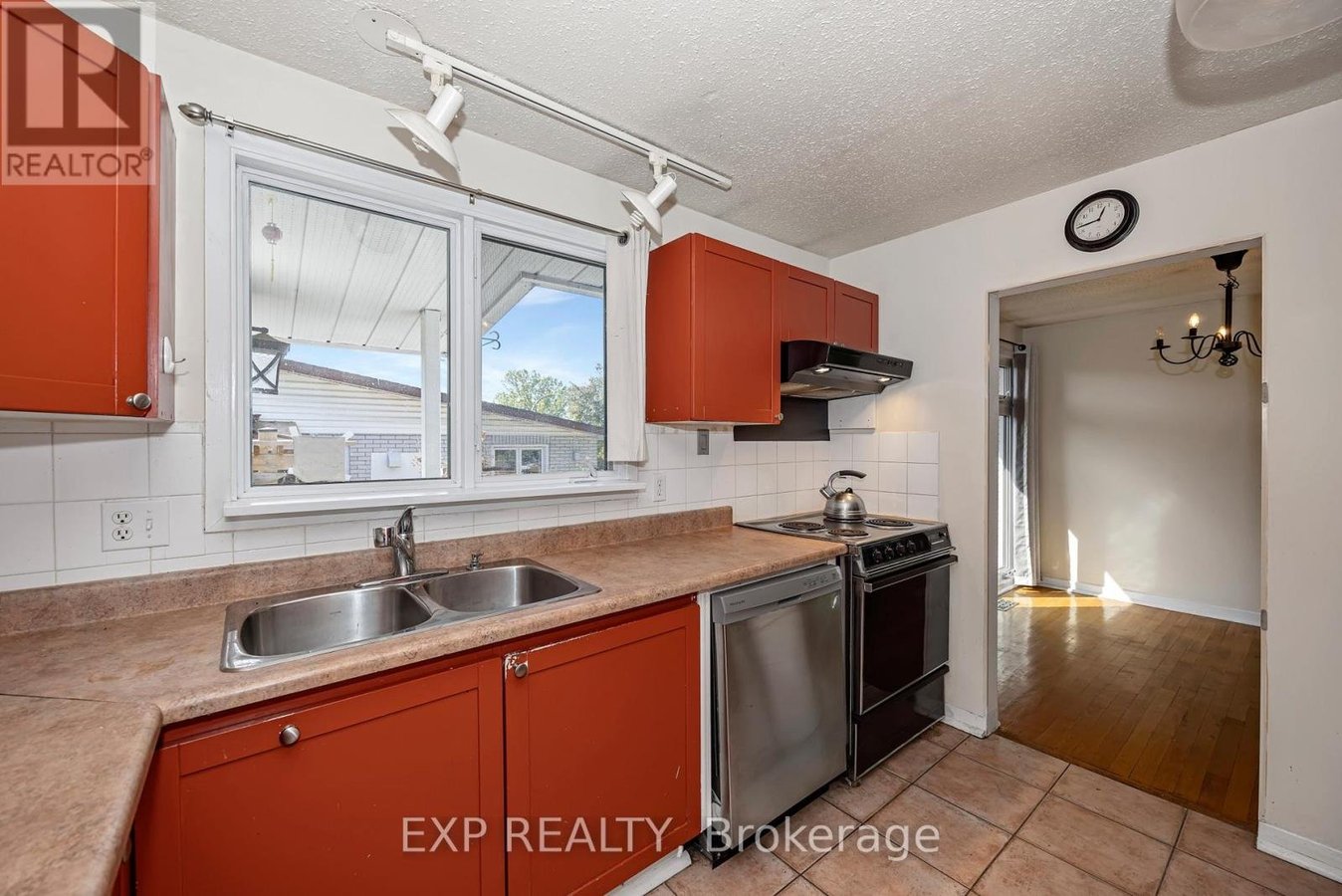 21 SOUTHVIEW CRESCENT - Photo 13