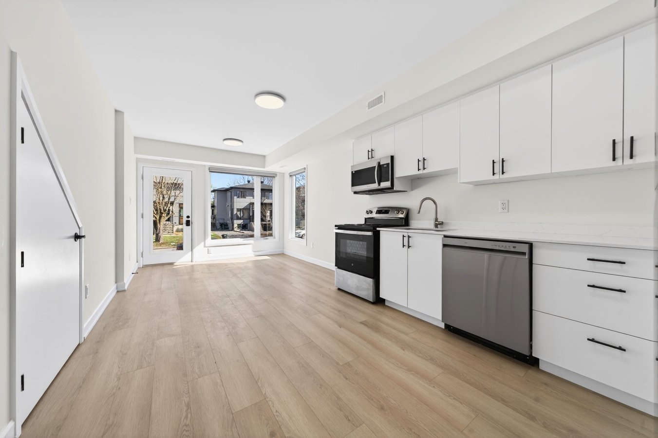 1241 Collins Avenue - Photo 2