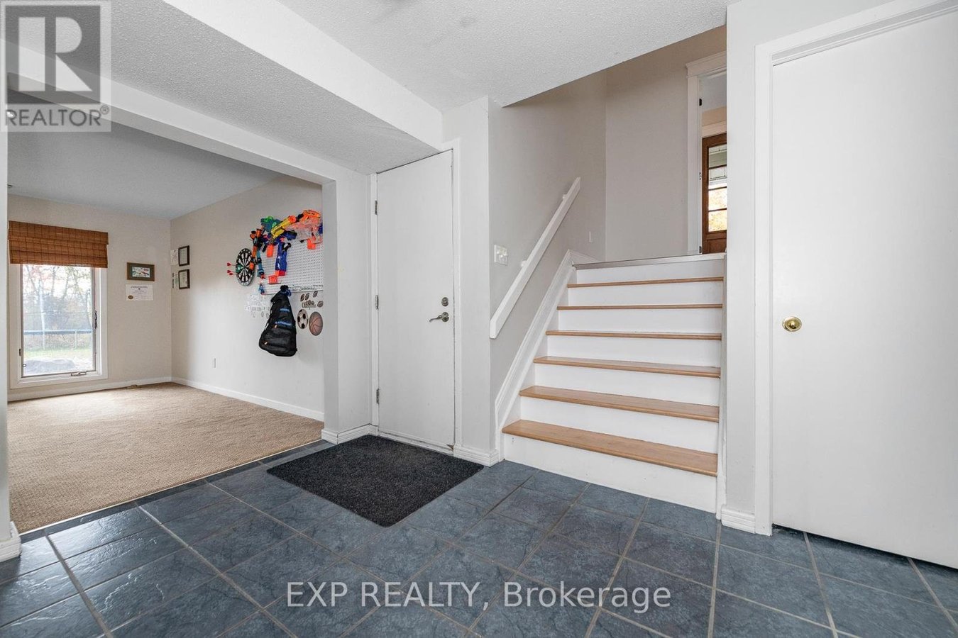 1238 BARNWELL CRESCENT - Photo 4