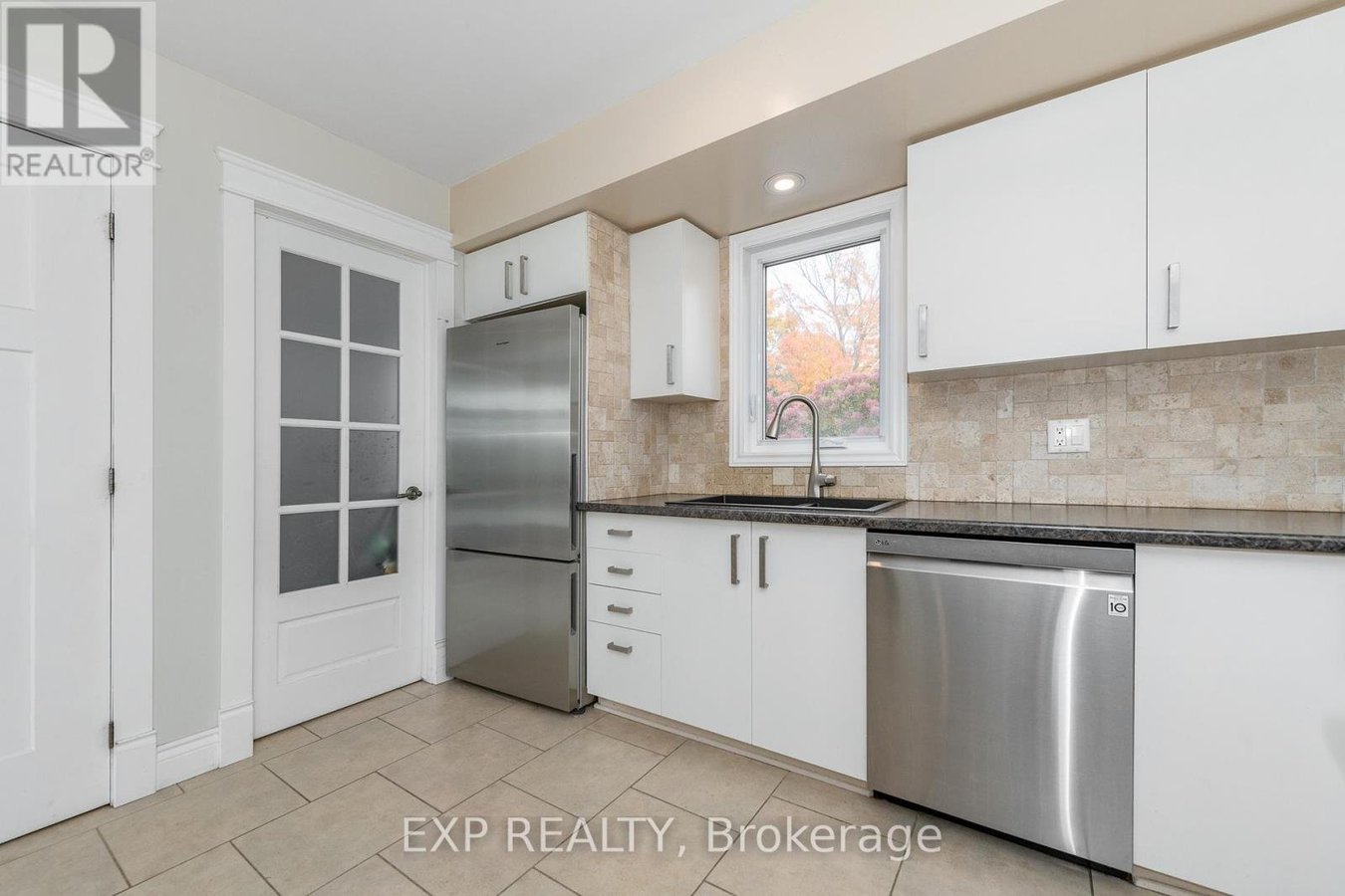 1238 BARNWELL CRESCENT - Photo 8