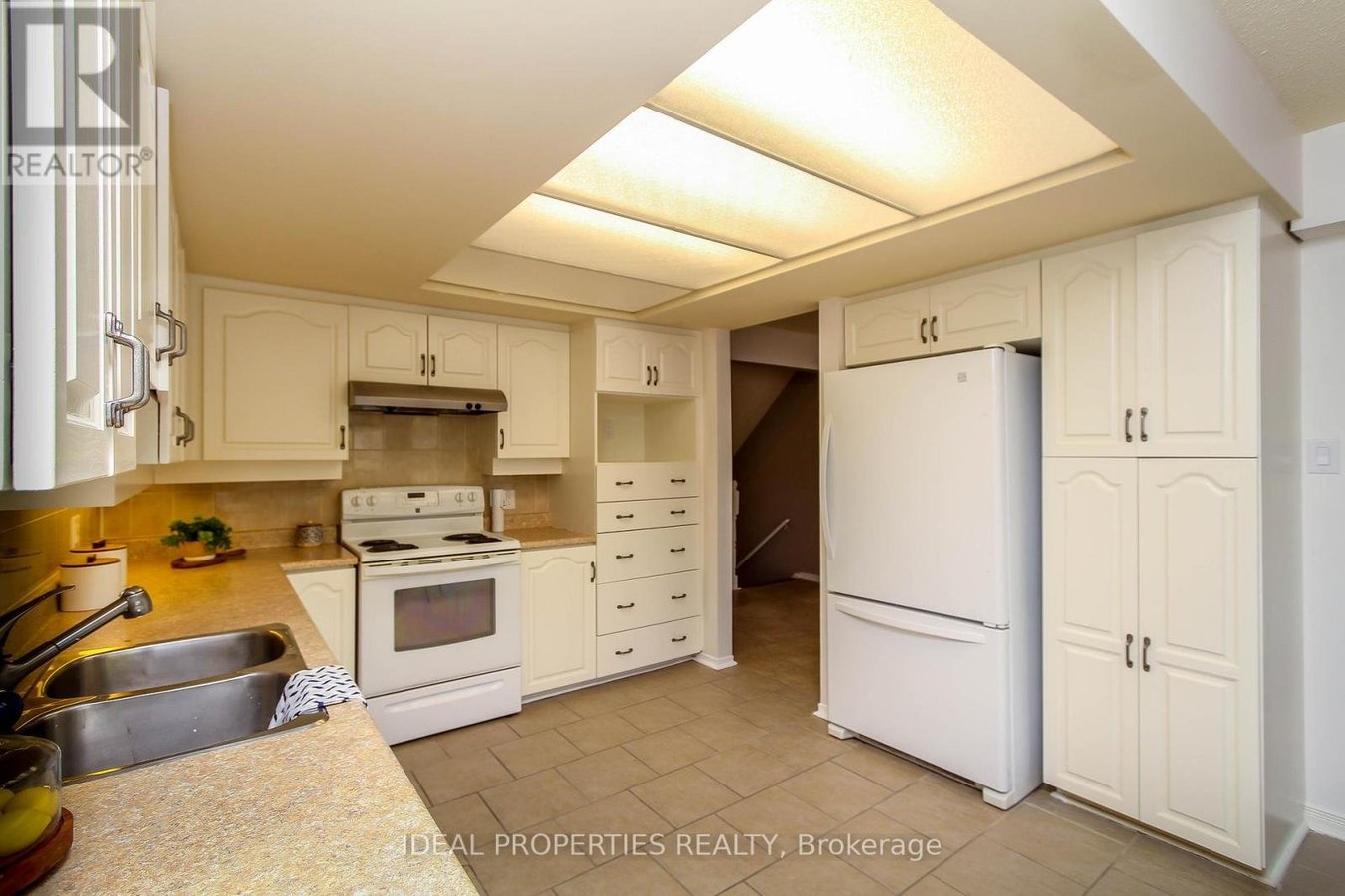 39 HUNTINGS END AVENUE - Photo 16