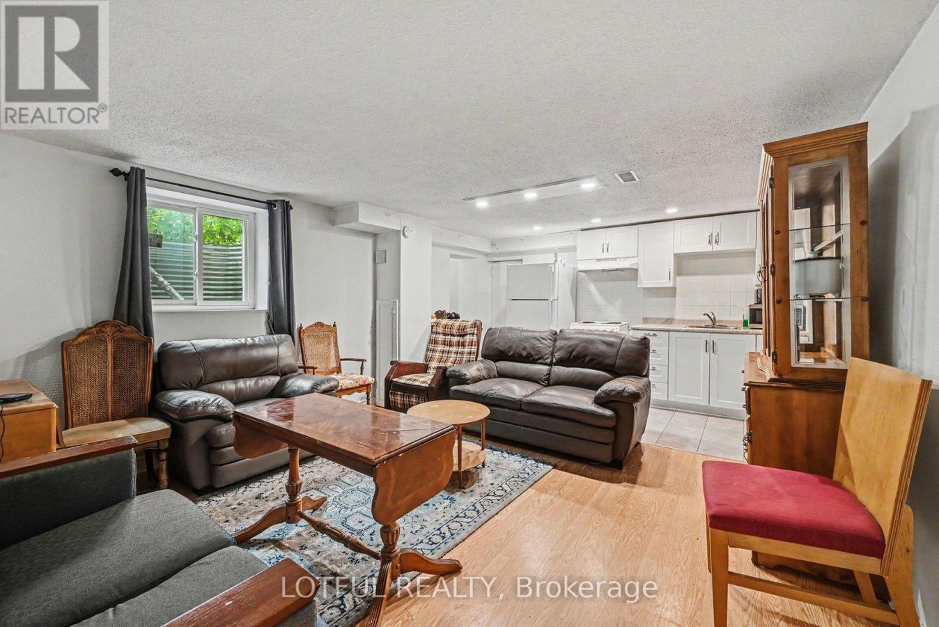 3 - 2427 CHASSEUR AVENUE - Photo 3