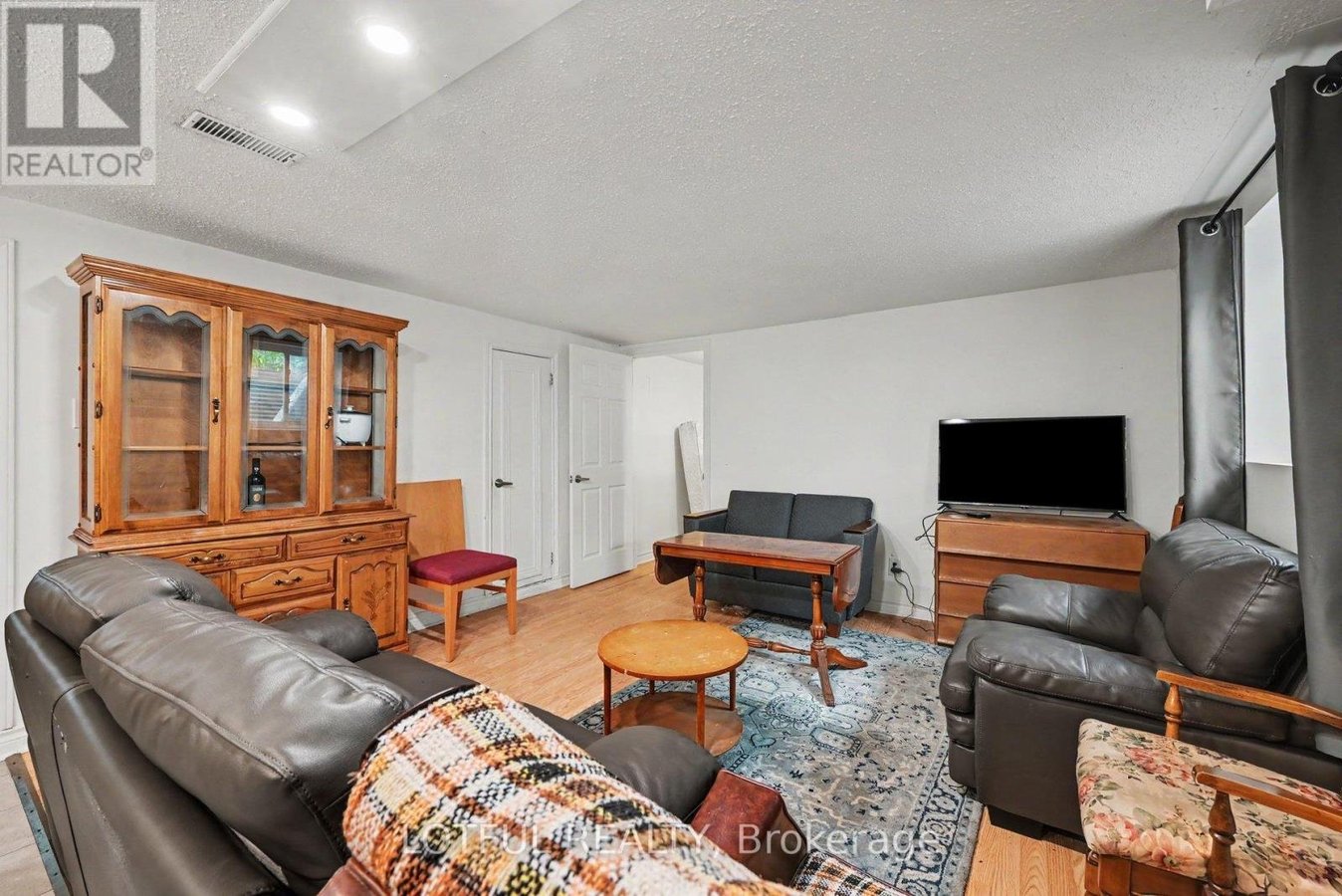 3 - 2427 CHASSEUR AVENUE - Photo 4