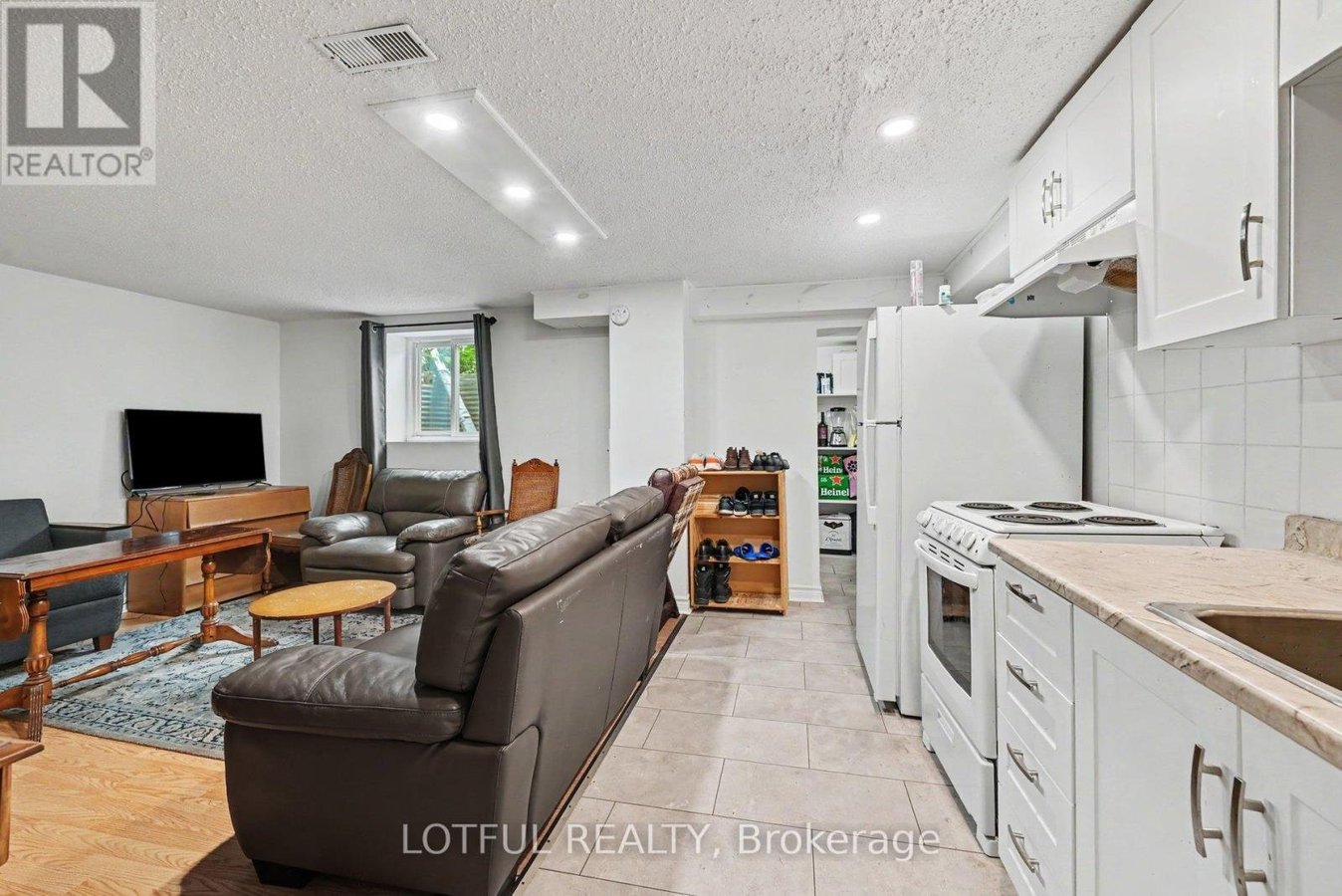 3 - 2427 CHASSEUR AVENUE - Photo 8
