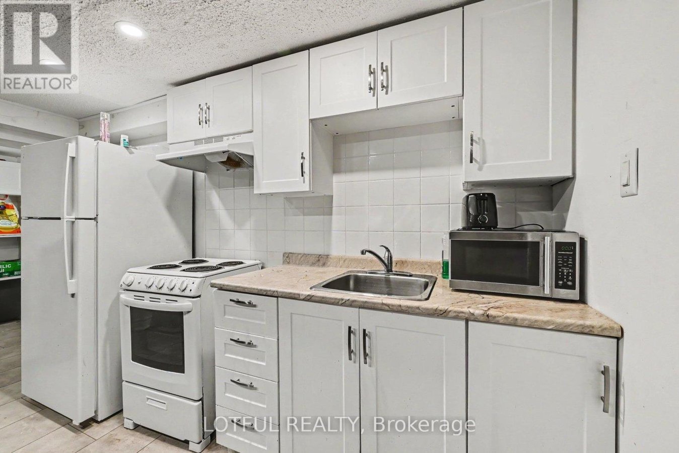 3 - 2427 CHASSEUR AVENUE - Photo 9