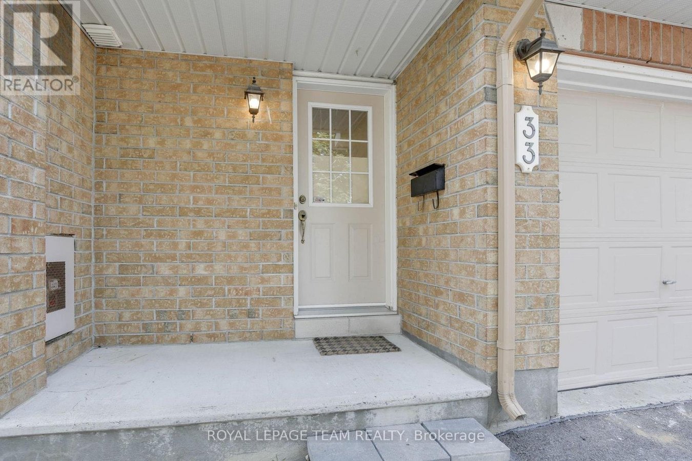 33 SCAMPTON DRIVE - Photo 3