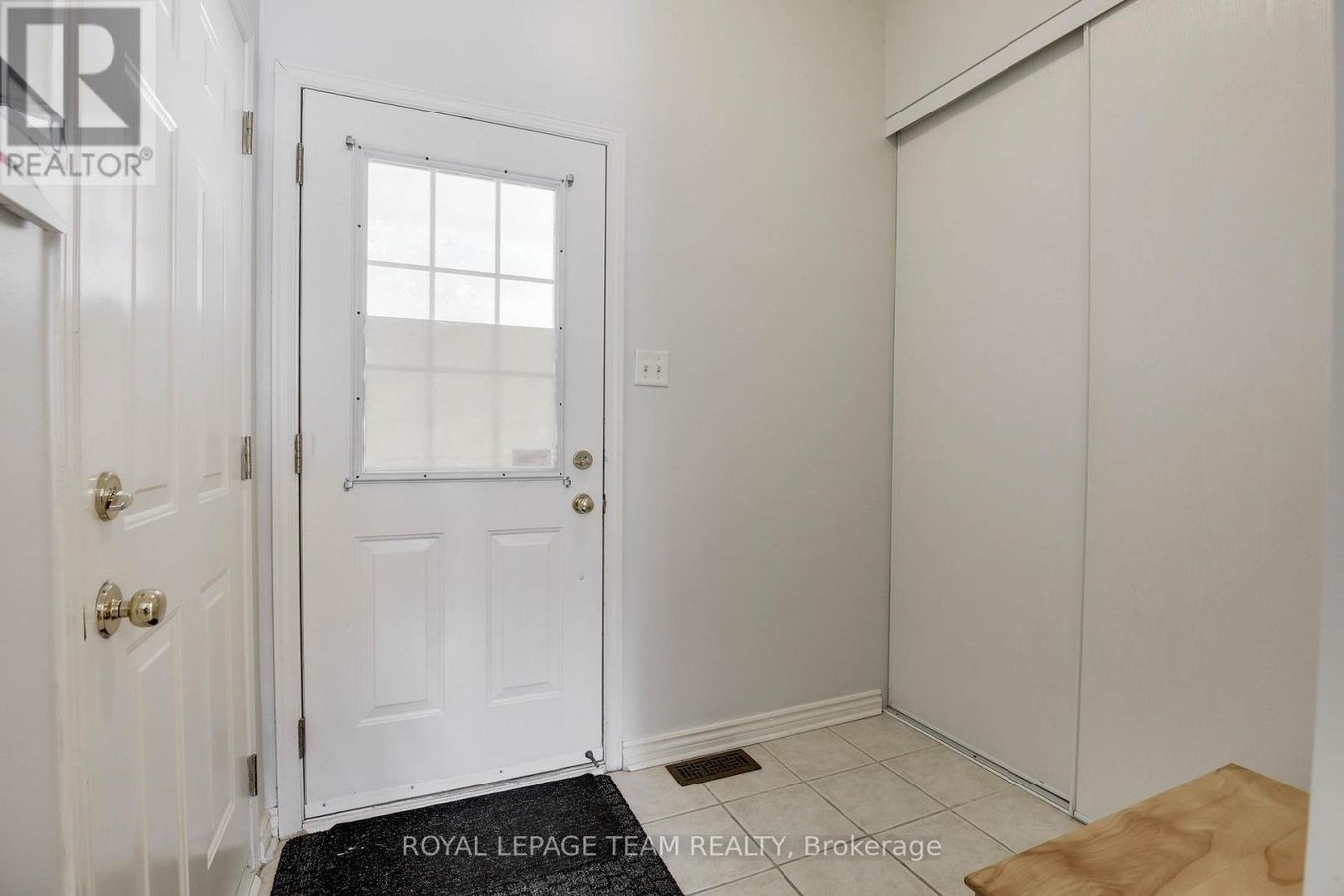 33 SCAMPTON DRIVE - Photo 4