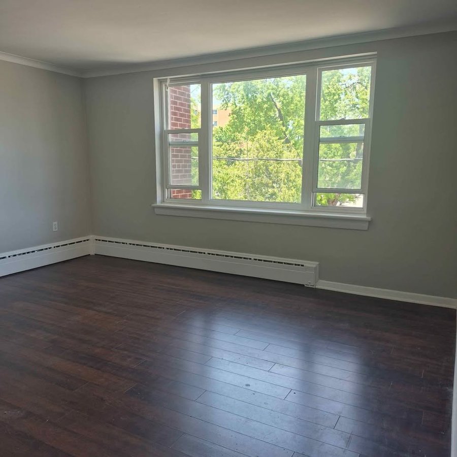 341 Whitby Avenue - Photo 2
