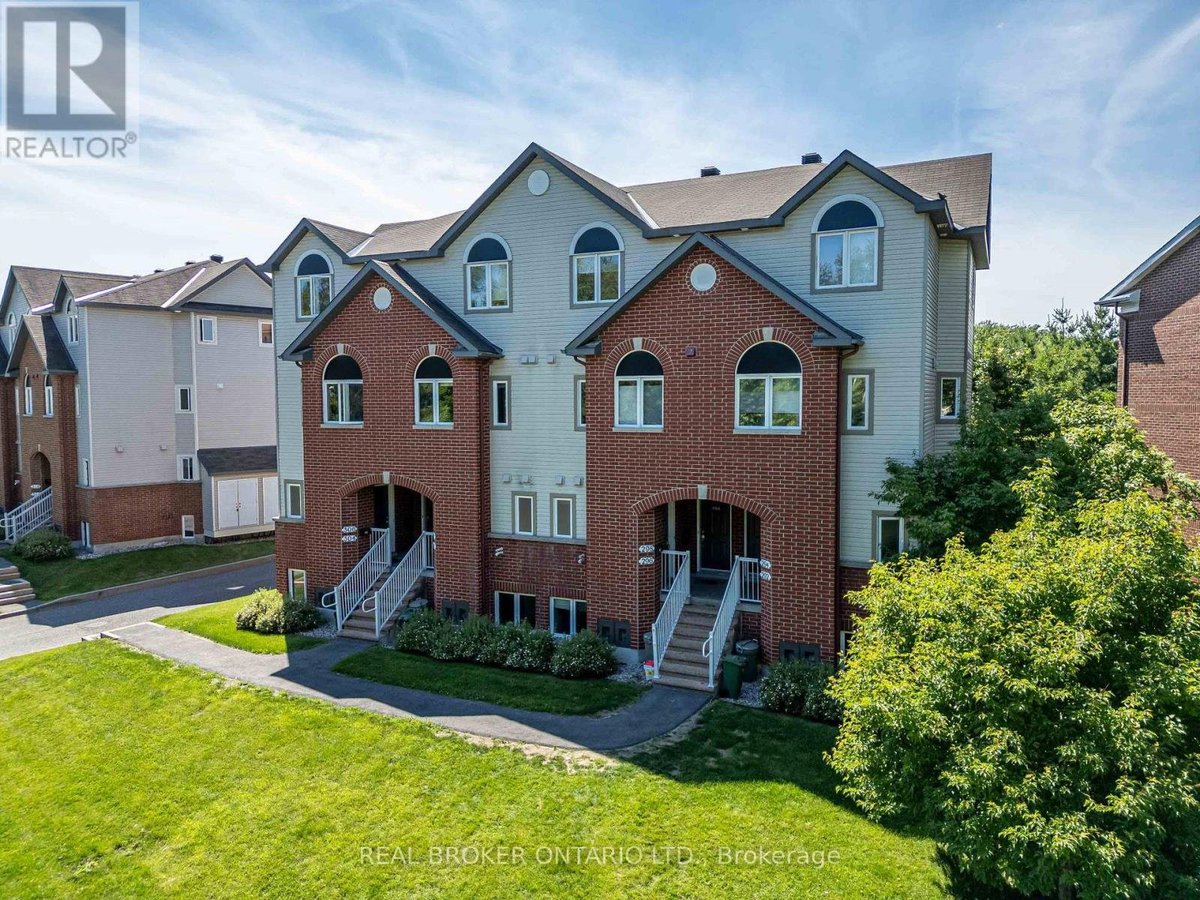 292 LONDON TERRACE - Photo 1