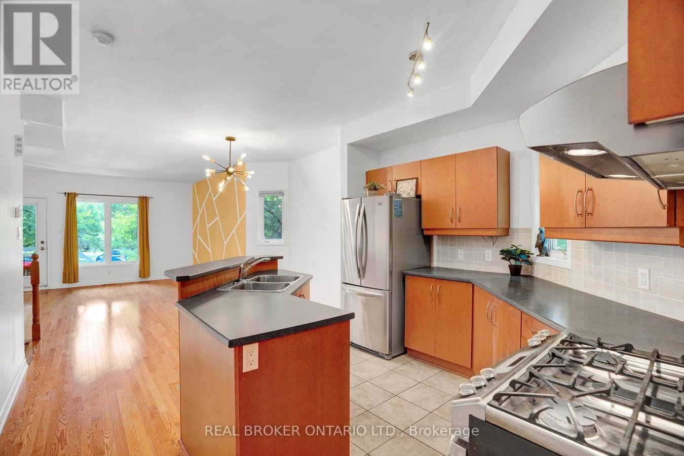 292 LONDON TERRACE - Photo 4