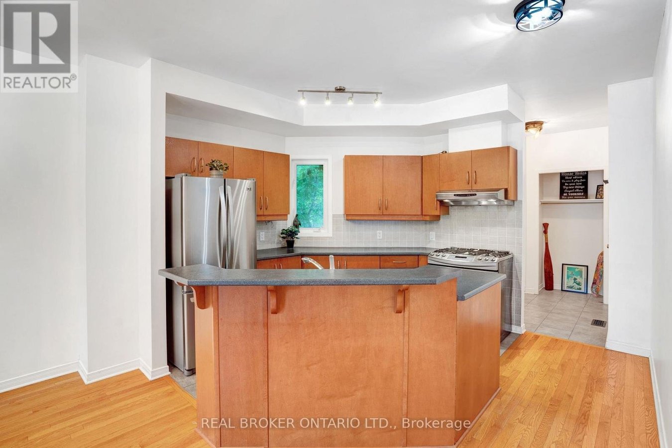 292 LONDON TERRACE - Photo 5