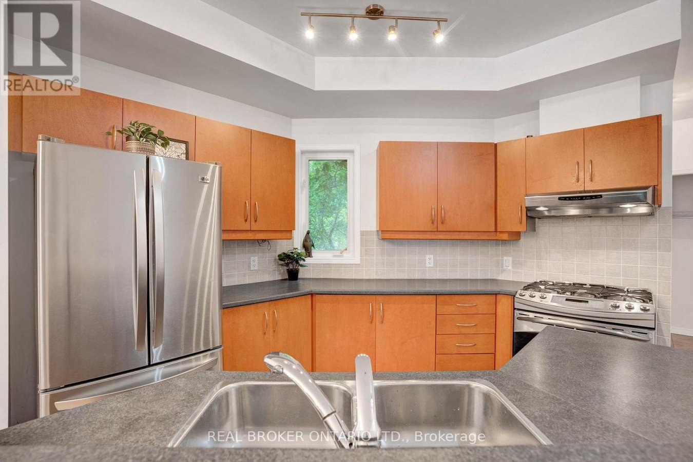 292 LONDON TERRACE - Photo 6