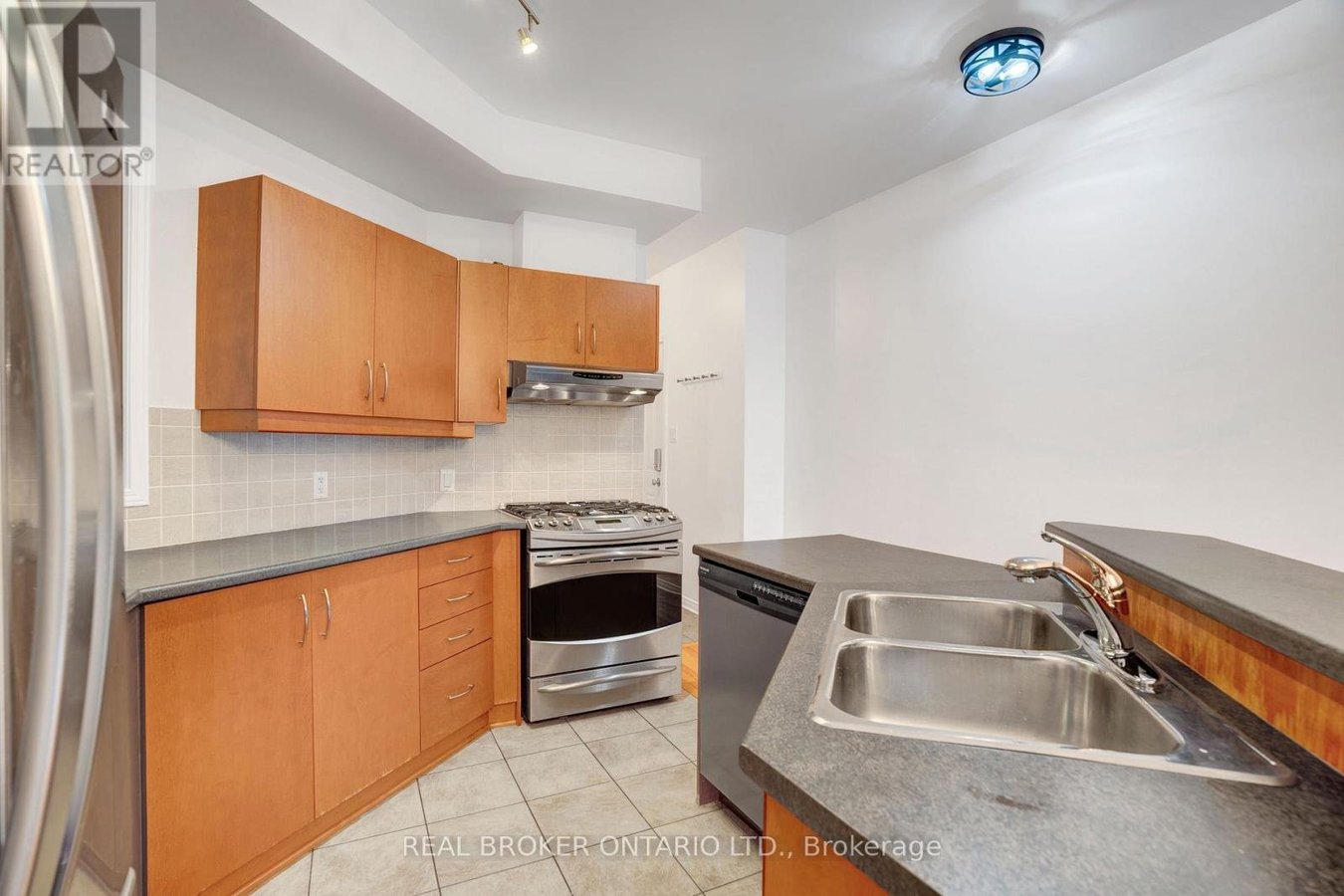 292 LONDON TERRACE - Photo 7