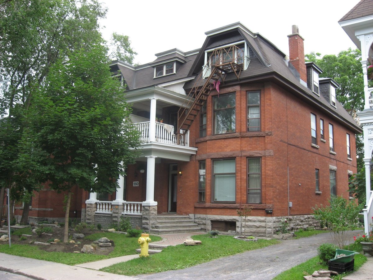 550 MacLaren Street - Photo 2