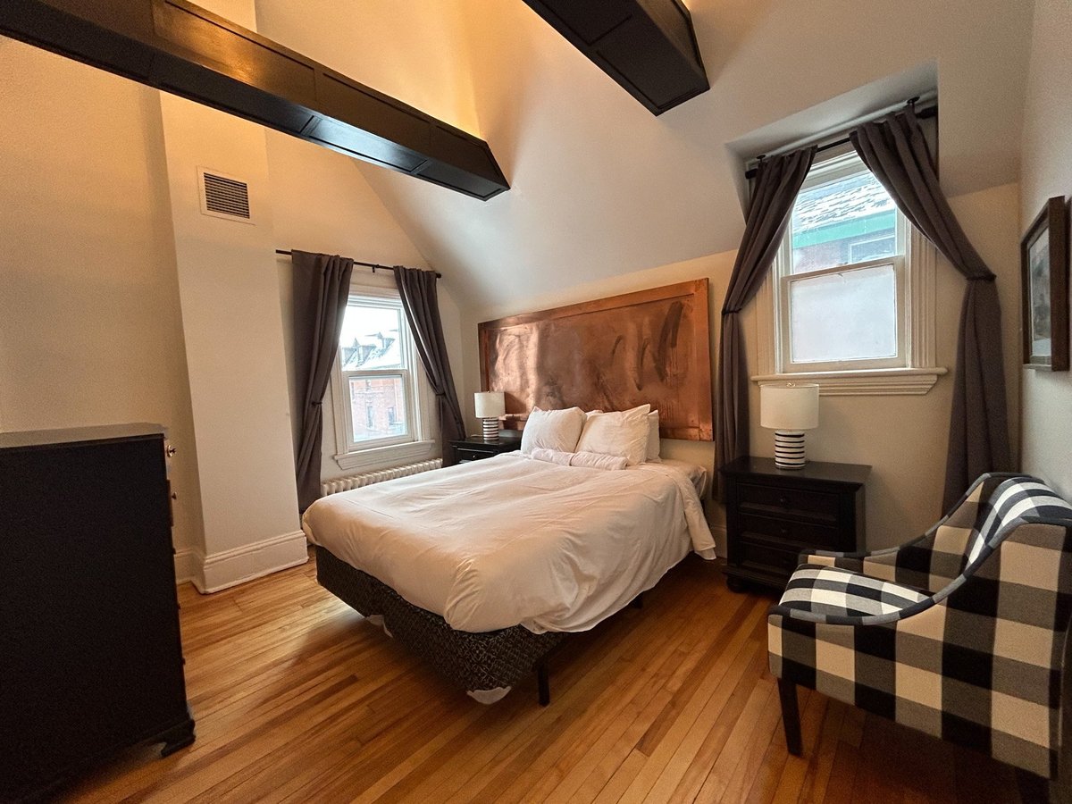 400 MacLaren Street - Photo 1