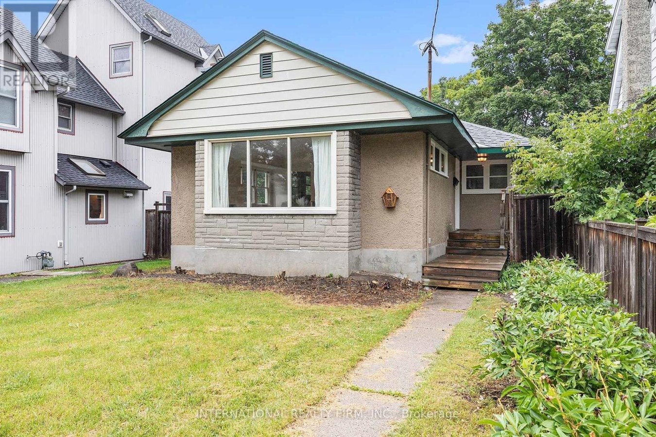 323 LANARK AVENUE N - Photo 2
