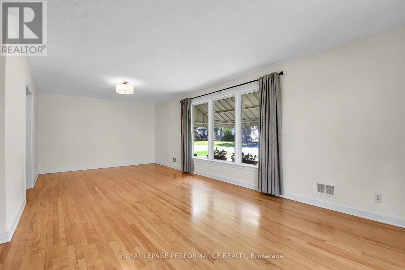 2243 HILLARY AVENUE - Photo 4