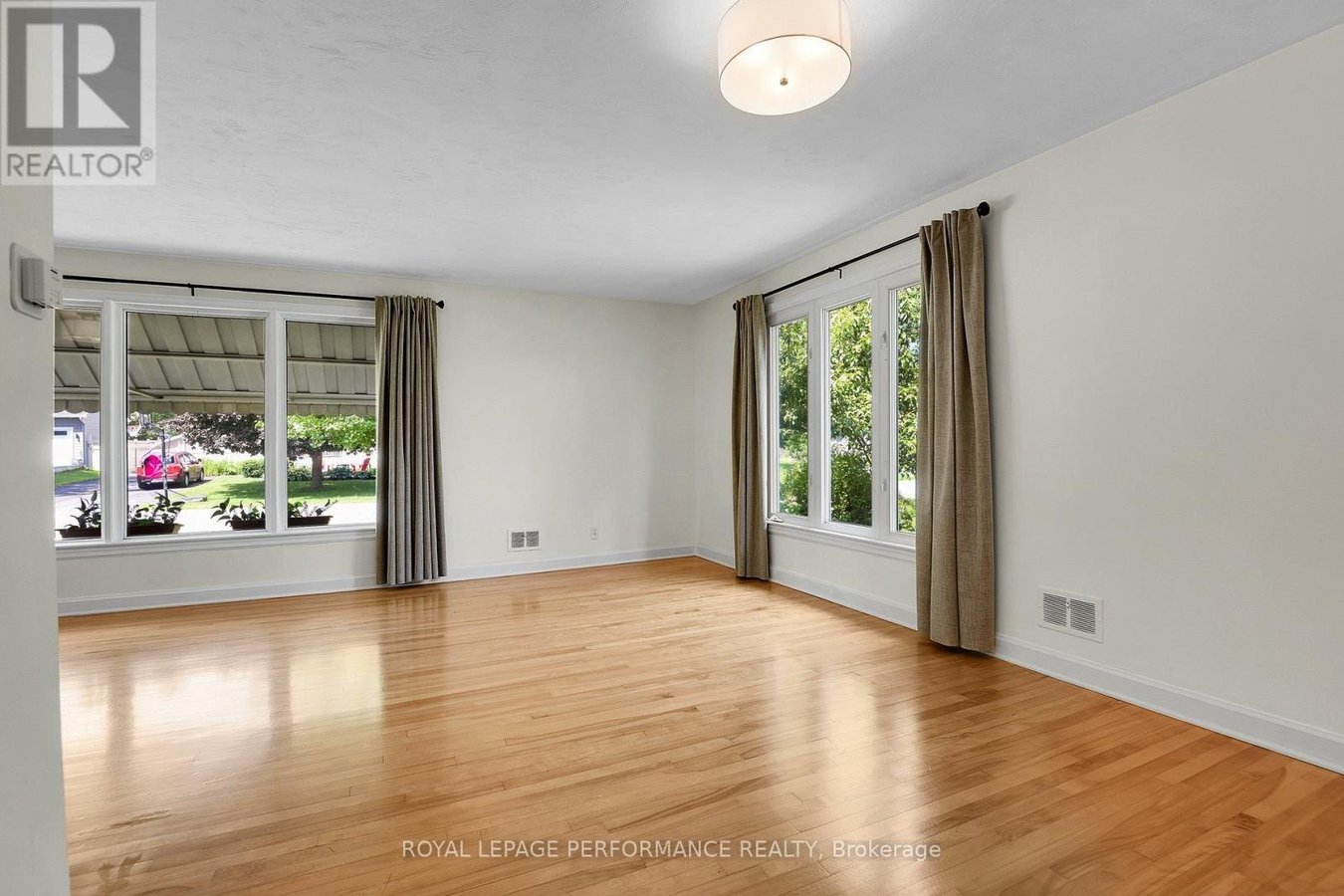 2243 HILLARY AVENUE - Photo 9