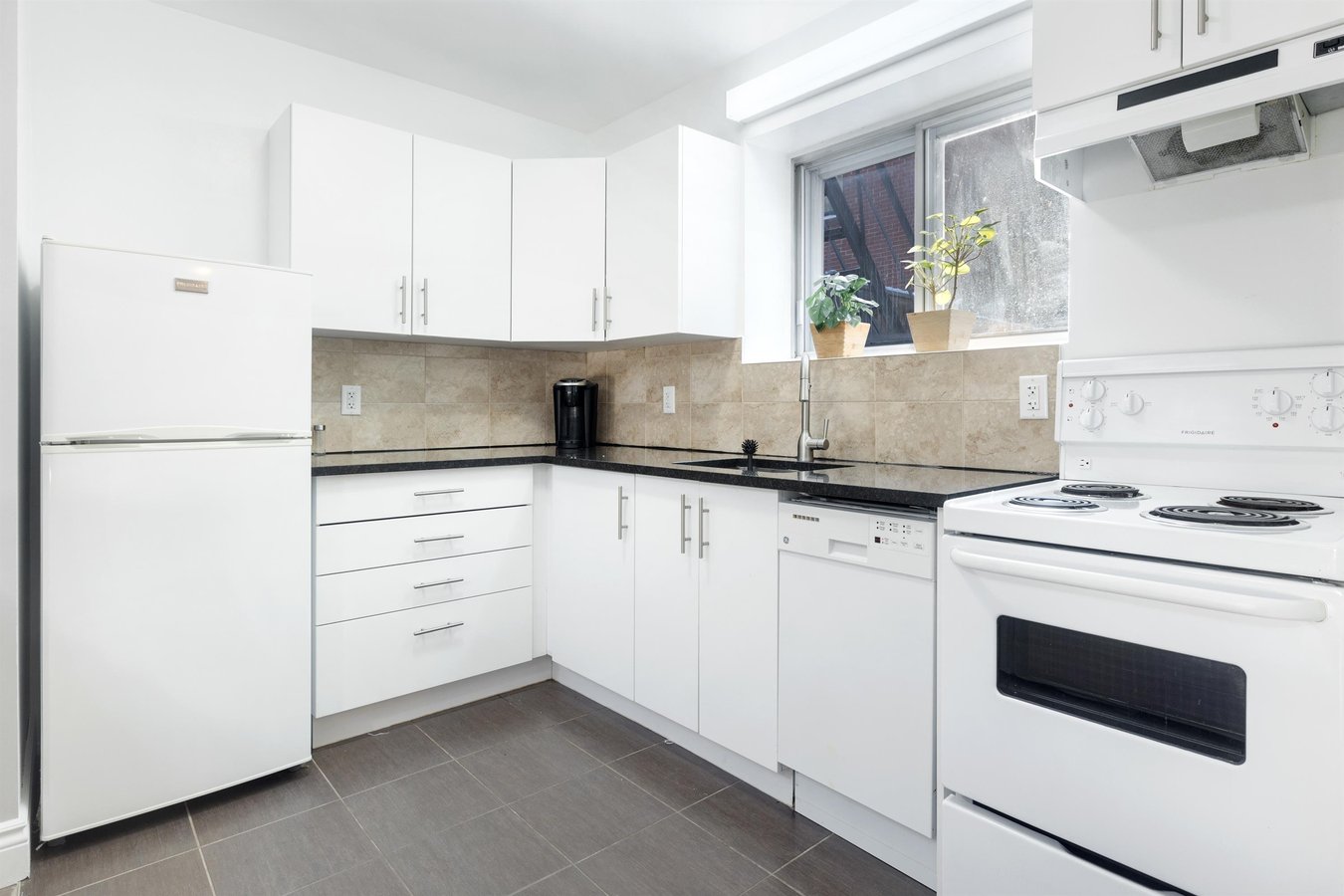 467 Slater Street - Photo 3