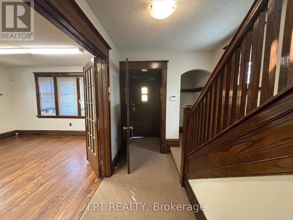 322 WAVERLEY STREET - Photo 3