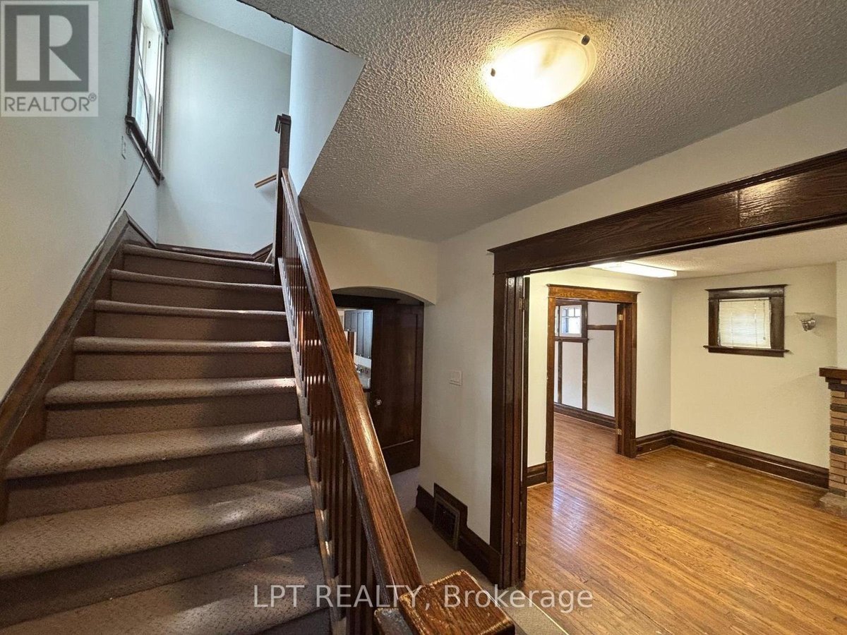 322 WAVERLEY STREET - Photo 4