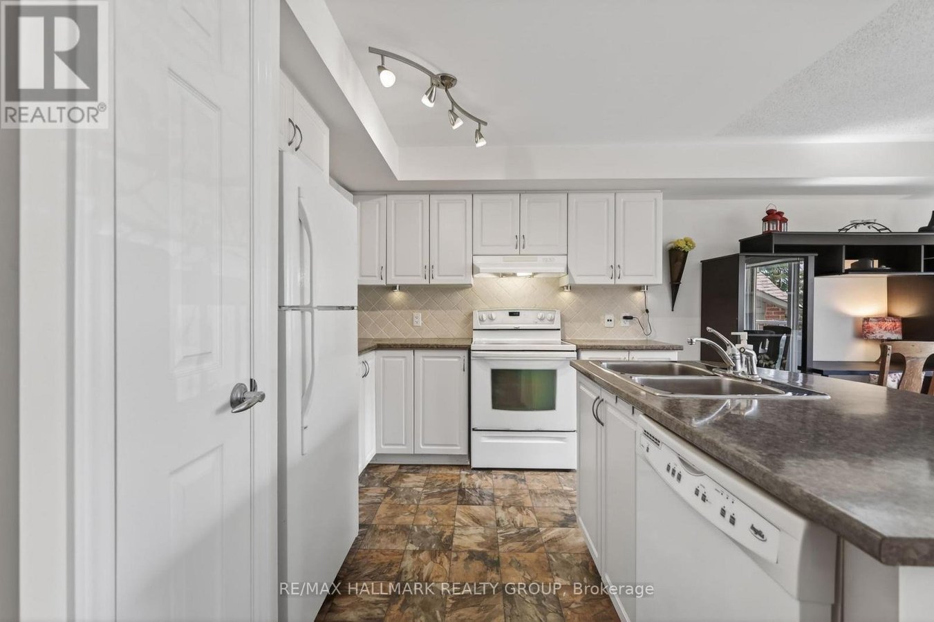3 - 585 STONEFIELD PRIVATE - Photo 6