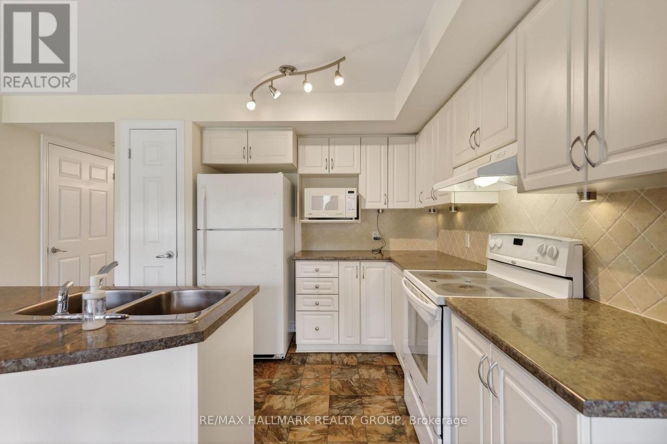 3 - 585 STONEFIELD PRIVATE - Photo 7