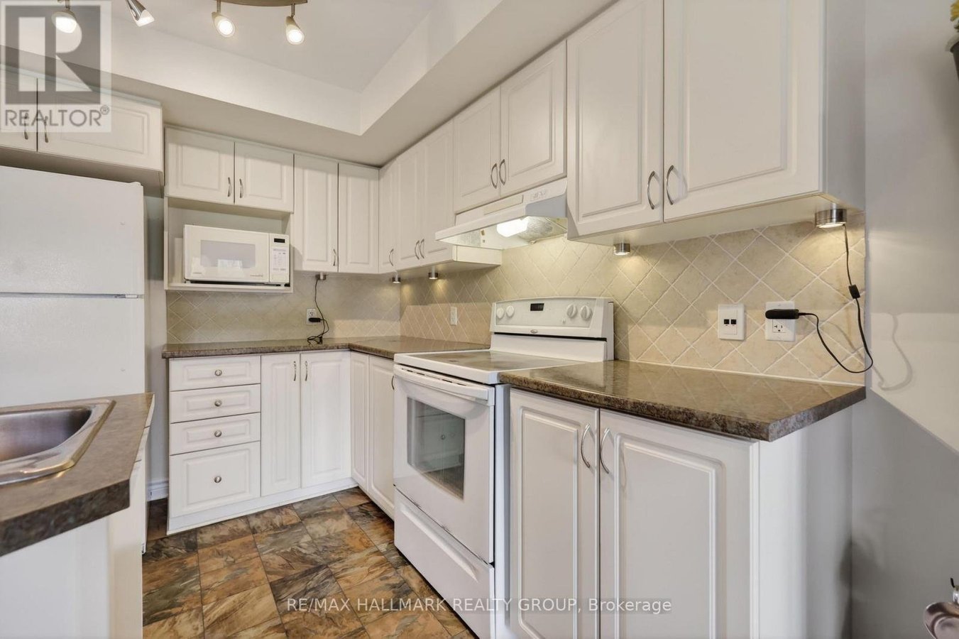 3 - 585 STONEFIELD PRIVATE - Photo 8