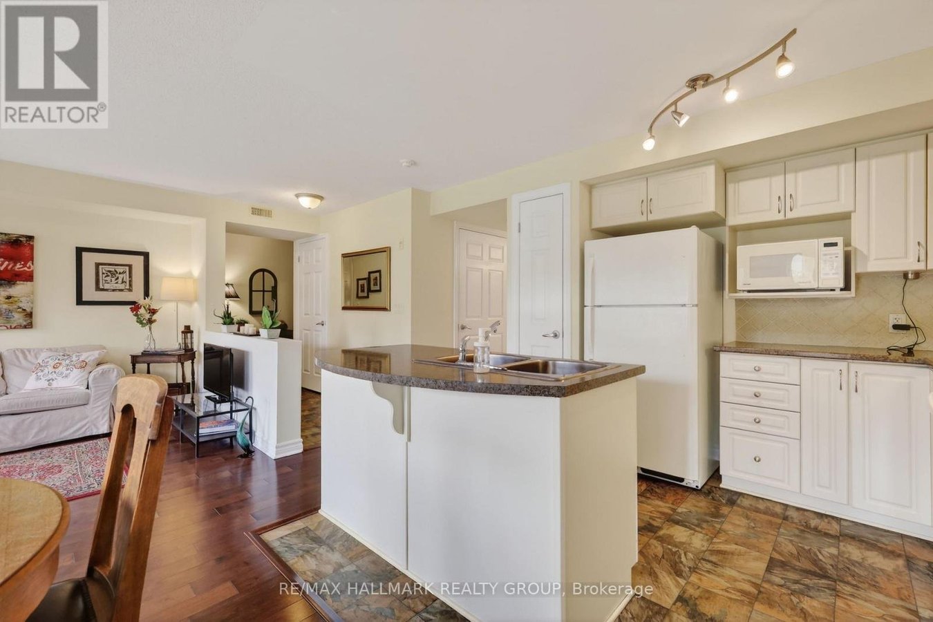 3 - 585 STONEFIELD PRIVATE - Photo 10