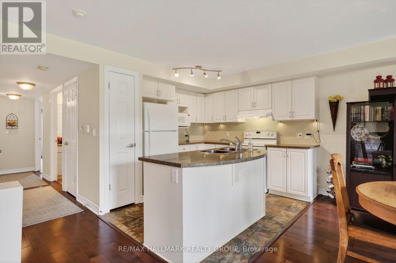3 - 585 STONEFIELD PRIVATE - Photo 11