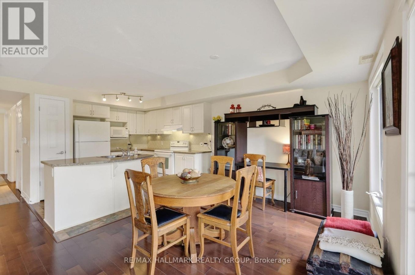 3 - 585 STONEFIELD PRIVATE - Photo 17