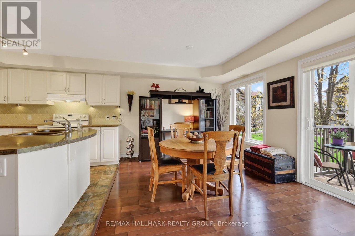 3 - 585 STONEFIELD PRIVATE - Photo 18