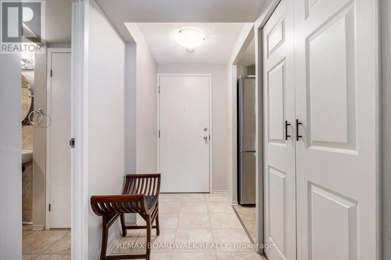 210 - 1025 GRENON AVENUE - Photo 3