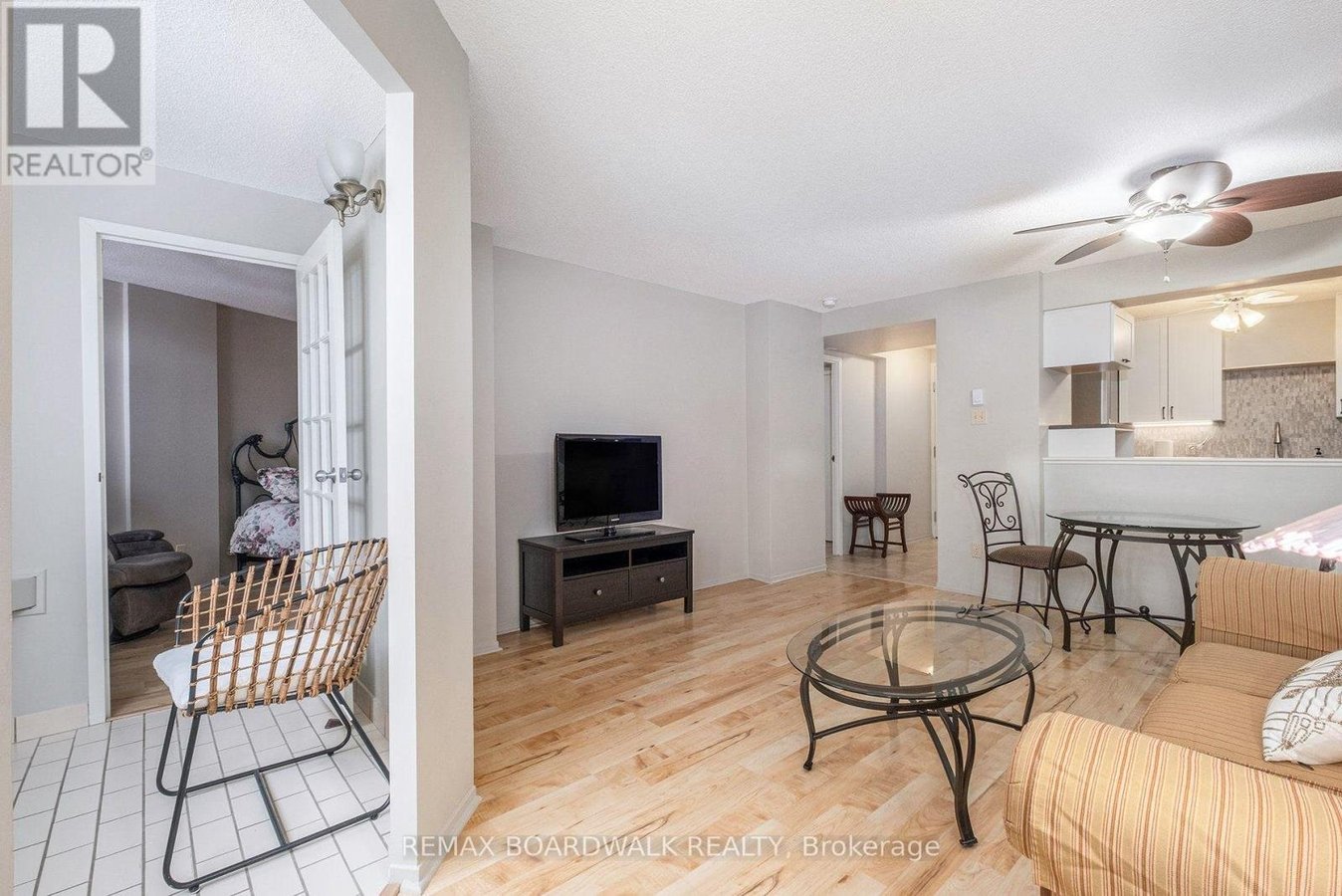 210 - 1025 GRENON AVENUE - Photo 4